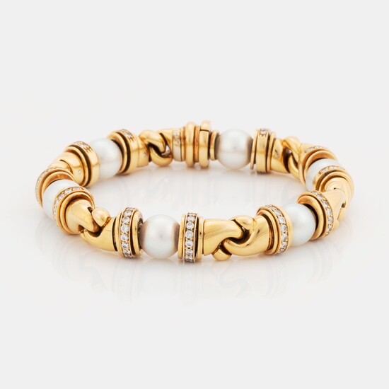 An 18K gold and cultured pearl Bulgari bracelet set with round brilliant-cut diamonds