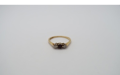 An 18ct hallmarked yellow gold three stone ring with diamond...