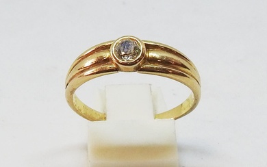 Bague bandeau en or 18k ornée en son centre d'un diamant en taille ancienne d'environ...