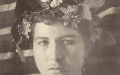Baron Wilhelm von Gloeden (1856-1931) Jeune homme à la couronne de fleurs, vers 1880