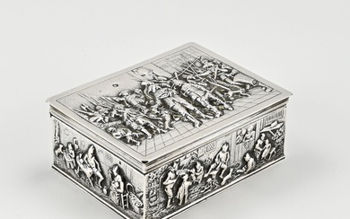 Boîte en argent, 833/000, modèle rectangulaire avec une représentation de la veilleuse sur le couvercle...