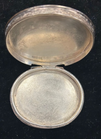 Boîte ovale en argent, agate sertie d’une guirlande au couvercle. XIXe siècle. Longueur: 6,5 cm...