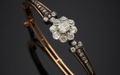 Bracelet en or deux tons 18K 750‰, orné d’un motif rond serti d’un diamant de...