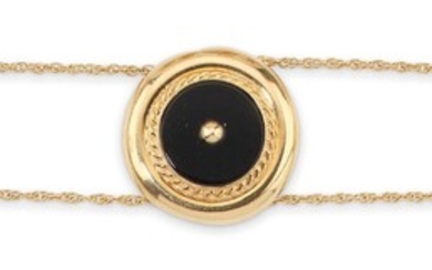 Bracelet en or jaune, composé de deux chainettes retenant des motifs circulaires sertis de plaque...