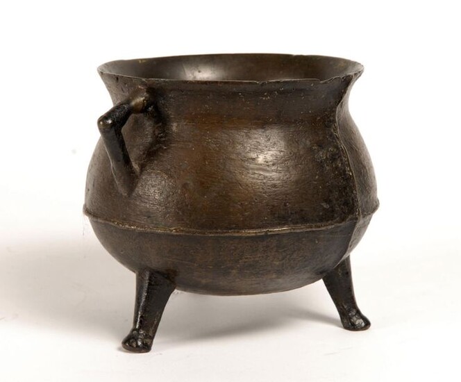 Bronze tripod cauldron with two lateral sockets. Late 15th century. H:16 cm. Small shocks.