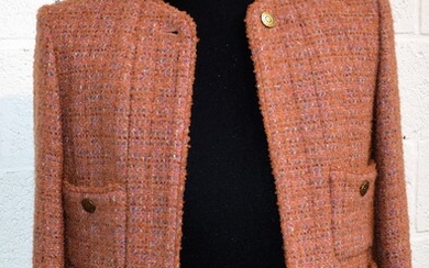 CHANEL. Blouson en laine tweed couleur saumon/pêche, 4 poches externes, doublure en soie, boutons styilisés...