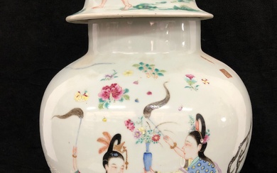 CHINE, Grand Vase de forme couvert en porcelaine et émaux polychromes de la famille rose,...