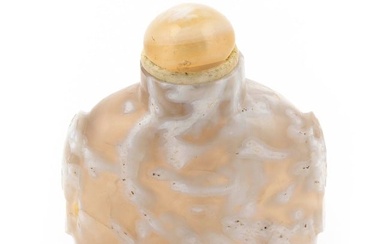 CHINESE CARVED BEIGE AND WHITE AGATE SNUFF BOTTLE 19th Century Height 2". Agate stopper.