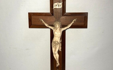 CHRIST en ivoire sculpté présenté sur une croix formant crucifix avec titulus et memento mori...