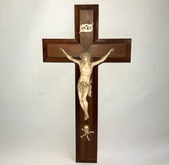 CHRIST en ivoire sculpté présenté sur une croix formant crucifix avec titulus et memento mori...