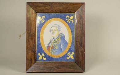 Carreau de Nevers dans son cadre en bois représentant Louis XVI portant un habit bleu, en buste de trois quart gauche, entouré d'un bandeau ovale jaune sur fond bleu. Une fleur de Lys est placée dans chaque coin