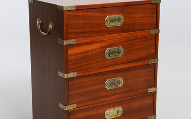 Chest of drawers, English style, second part of the 20th century.