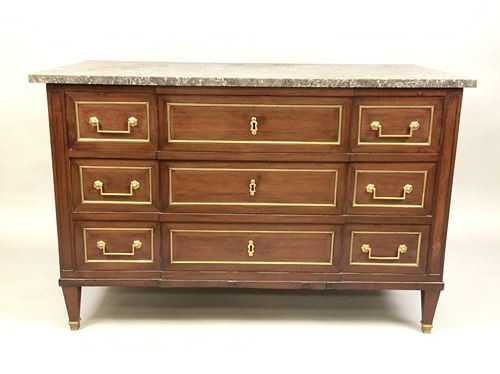 Chest of drawers in mahogany, flat uprights, opening...