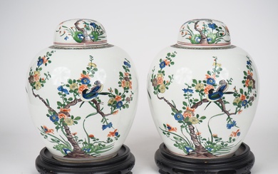 Chine, XIXe siècle, Paire de pots à gingembre en porcelaine et émaux de style famille...