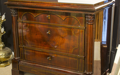 Commode First half of 19th century. Bidermeier style, mahogany wood with intarsia. 89x102x57.5 cm