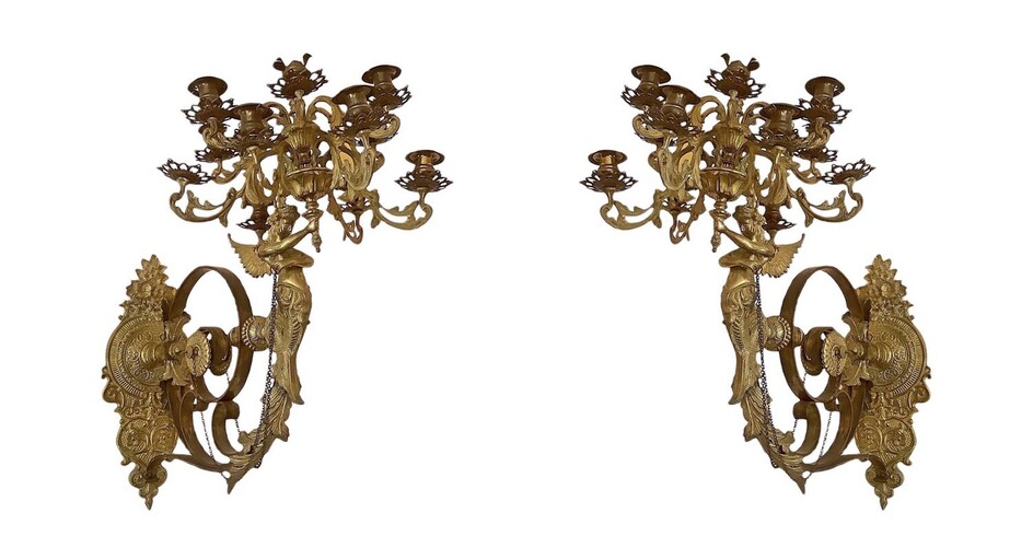 Coppia di appliques in bronzo dorato con donna reggente candelabro ad 11 luci.