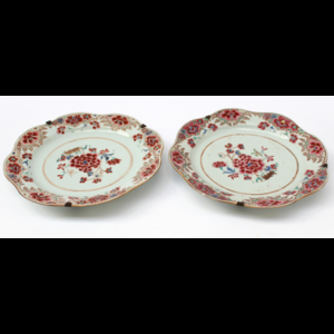 Coppia di piatti lobati in porcellana Famiglia Rosa decorati con fiori di peonia. Cina, sec. XVIII (d. cm 30) (difetti)
