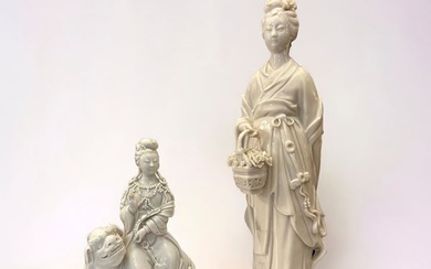 Coppia di sculture orientali in porcellana; Guanyn su Cane di Fo e Guanyn, Prima metà XX secolo
