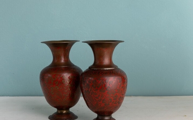 Coppia di vasi in bronzo. XX secolo