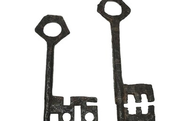 Deux clés gothiques. 14, 1 - 17 cm. Two... - Lot 12 - Art Richelieu