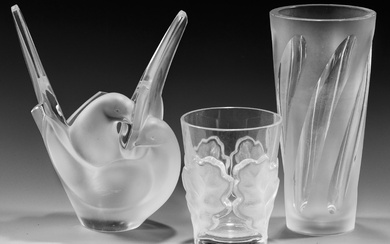 Deux objets Lalique et un vase-coupe de Peill & Putzler Coupe "Chêne" avec relief de...