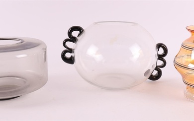 (-), Een cilindervormige grijsviolet glazen vaas, ontwerp: A.D....