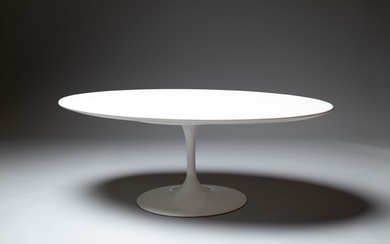 Eero SAARINEN (1910-1961), éditions Knoll International. Table basse ovale en stratifié blanc à bord biseauté,...