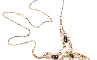 Erik Magnussen: Sapphire and diamond necklace set with three cabochon-cut sapphires and cultured pearls, mounted in 18k gold. L. 48 cm. Weight app. 18 g. 1917.