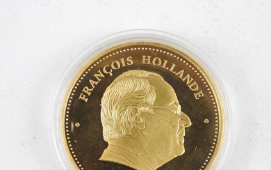 FRANCE. Médaille en cupro nickel doré ELECTION de FRANCOIS HOLLANDE, Président de la République. 2012....