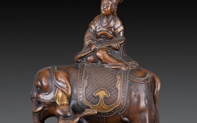 GROUPE en bronze de patine brune et dorée, représentant une musicienne de koto assise sur un éléphant caparaçonné, un enfant...