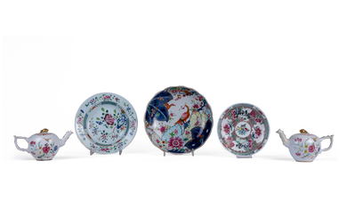 Gevarieerd lot Chinees porselein, Qianlong periode. Tot. 5 stuks. Famille rose decor. Bestaande uit paar theepotjes