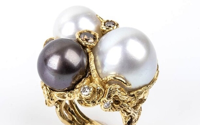 Gold, pearls and diamonds ring 18k white gold, in the...