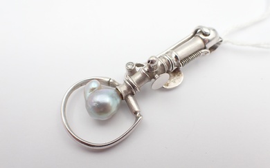Important pendentif en or gris, diamant et perle, poids 15,7g, longueur 6,5cm