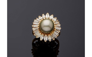 Importante bague en or jaune 18 carats (750/000), diamants et perle de Tahiti grise, composée...