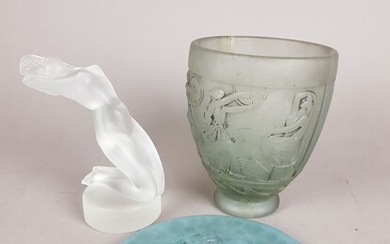 LOT de trois objets : - Georges De Feure (1868-1943) - Vase en verre blanc...