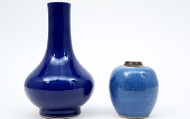 Lot d'un vase chinois et d'un petit pot à feu en porcelaine avec couvercle bleu...