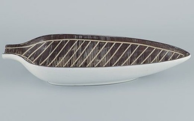 Mari Simmulson for Upasala-Ekeby, "Nigeria" large oblong ceramic dish. Leaf-shaped design.