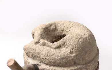 Moulin à sel en pierre à décor d'un renard Ancien travail Hauteur 30 cm, diamètre...