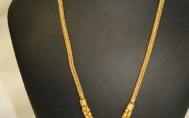 Necklace in 22 kt yellow gold with a heart pendant . Thai work of the XXth.Net weight 45,02 g.