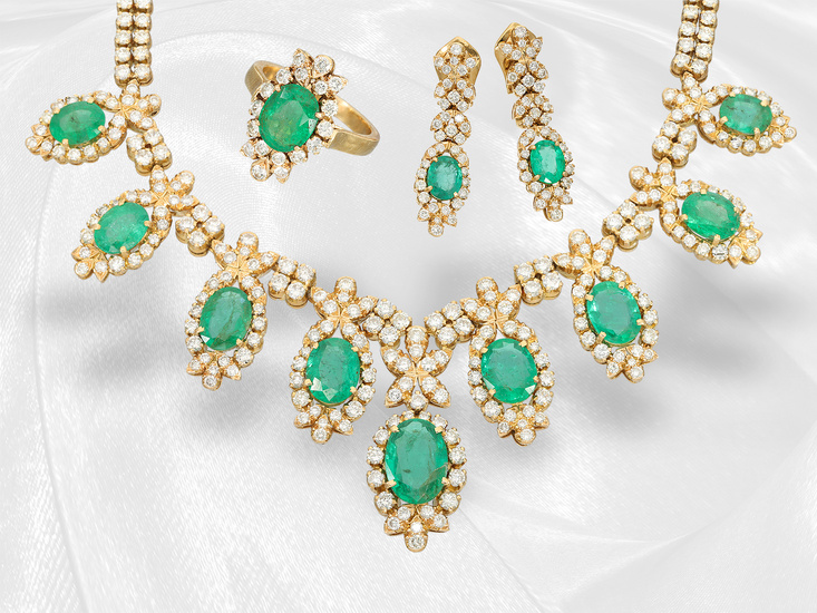 Necklace/ring/earrings: extremely high quality emerald/brilliant-cut diamond set in original case, approx. 33.5ct