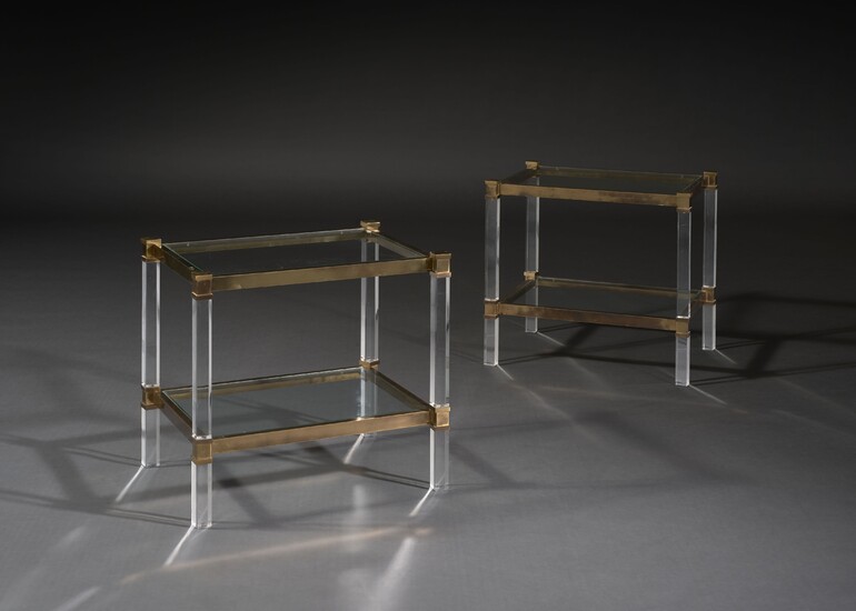 PAIRE DE TABLES D'APPOINT, VERS 1970 En métal doré et plexiglas, à deux plateaux en...