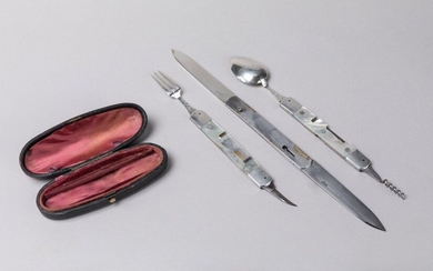 PARIS. TRAVEL Mouthpiece set including a SPOON and CORKSCREW, a FORK and small CANIF, a KNIFE with two blades, one in silver and the other in steel engraved "GAVET coutelier du roi". Case sheathed in black grief. Hallmark 2nd Coq, Paris 1809-1819...