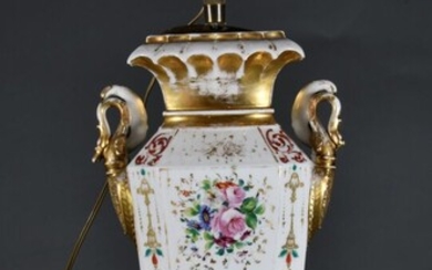 PARIS Vase en porcelaine en forme d'urne,... - Lot 12 - De Baecque et Associés
