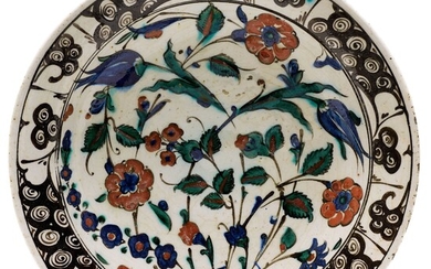 PLAQUE EN CÉRAMIQUE IZNIKTurquie, vers 1620.Peint en relief en rouge, bleu cobalt et vert avec...