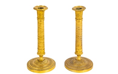 Paar antieke Charles X - kandelaars in gedoreerd metaal met fijn uitgewerkte,...