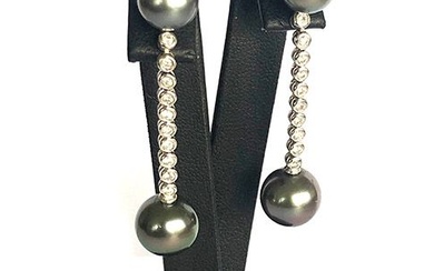 Paire de pendants d oreilles en or gris 18K (750/°°), composé d une perle de...