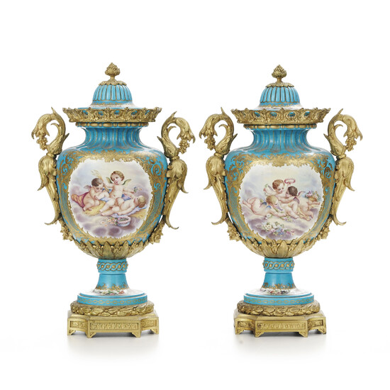 Paire de pots couverts, fin du XIXe s., en porcelaine turquoise dans le goût de Sèvres et à décor de putti, fleurs et paniers de fruits