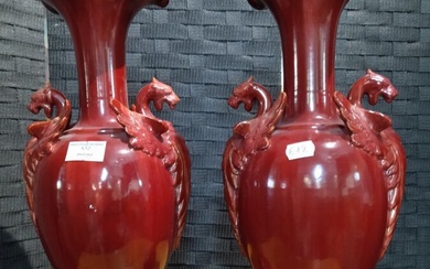 Paire de vases balustres en faïence à décor de dragons en relief dans les tons...