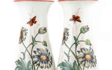 Paire de vases en opaline de couleur blanche à décor polychromes de marguerites et de...