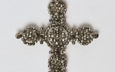 Pendentif "Croix" ancien, en métal à décor... - Lot 12 - Conan Belleville Hôtel d'Ainay